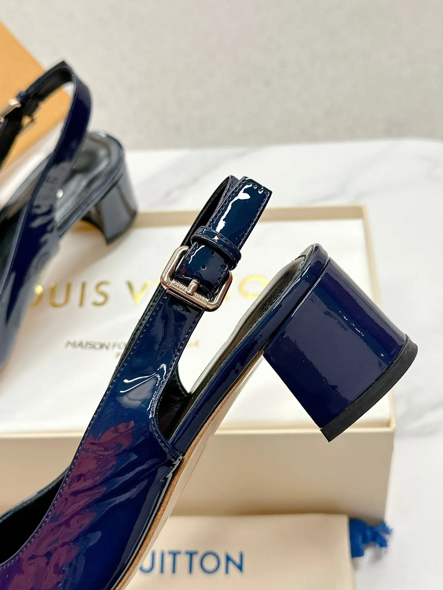 👟👟Ex-factory price 580👟👟 👑 Lv shoes This Urban Twist women's shoe is a stylish upgrade to the classic stiletto style. It is made of smooth calfskin upper with a bright silver metal toe and is engraved with the LV Circle logo, highlighting the Louis Vuitton brand characteristics. Detailed features: Calfskin material Lining: Imported full-grain sheepskin Foot pads: Imported full-grain sheepskin sole Italian genuine leather sole Heel height Two height sizes: 34-40 (34.40.41 customization is not returnable)